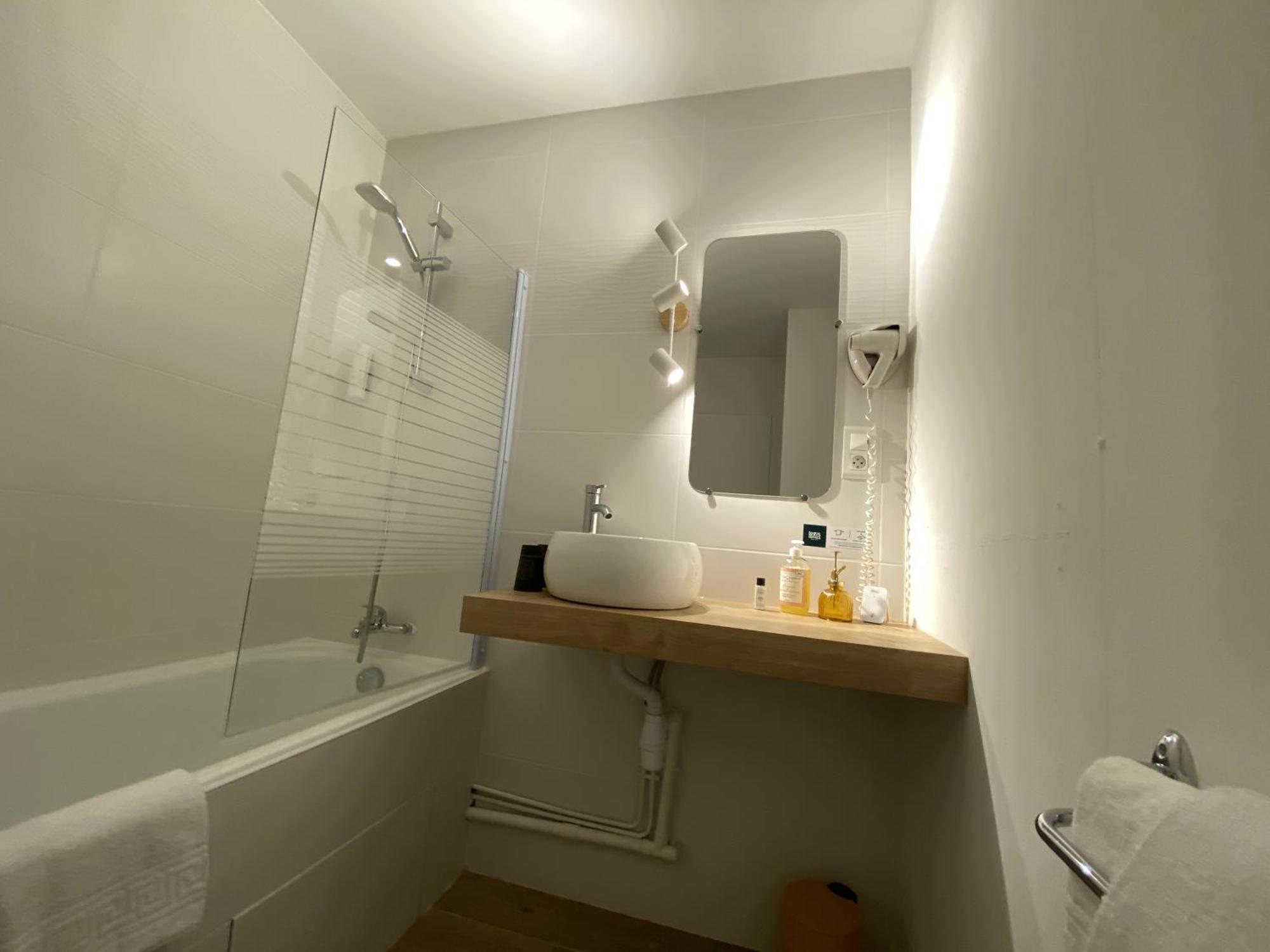 Logis Hotel Medieval, Montelimar Nord Rochemaure Bagian luar foto